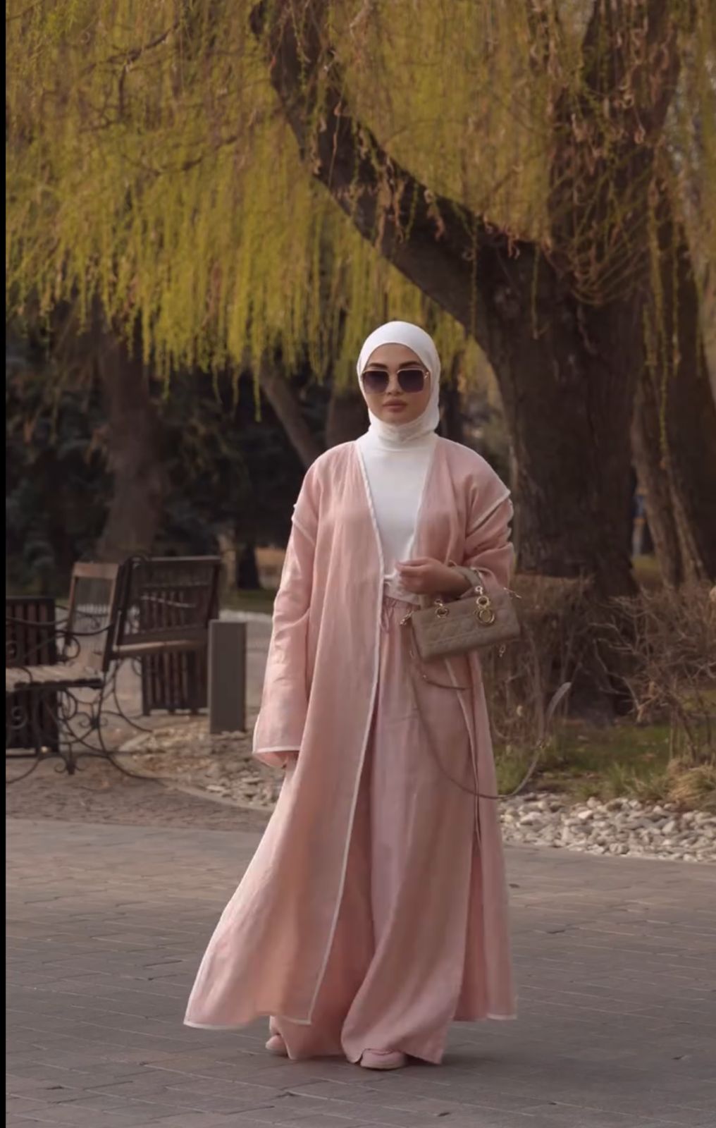 Baby pink عباية